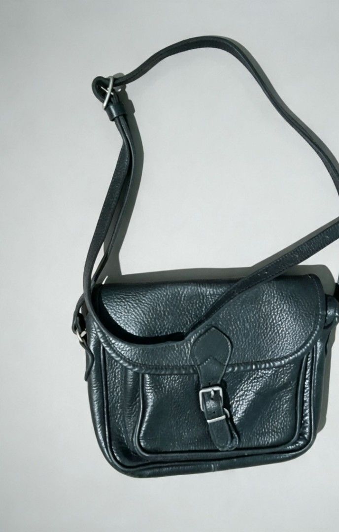 Leather/canvass sling bag (Category: Cross-body Bags) located in Manila. Submitted by jhulllibhe_003 (Listing ID 1461092428, Image 1). Description: canvass-Gap brand black leather,small.