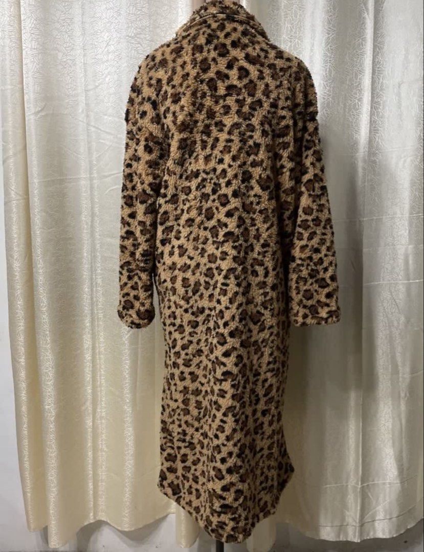 Leopard print coat (Category: Coats, Jackets and Outerwear) located in Balayan. Submitted by Minutetowinit (Listing ID 1461055566, Image 2). Description: Rfs: change of mind Makapal yung tela.