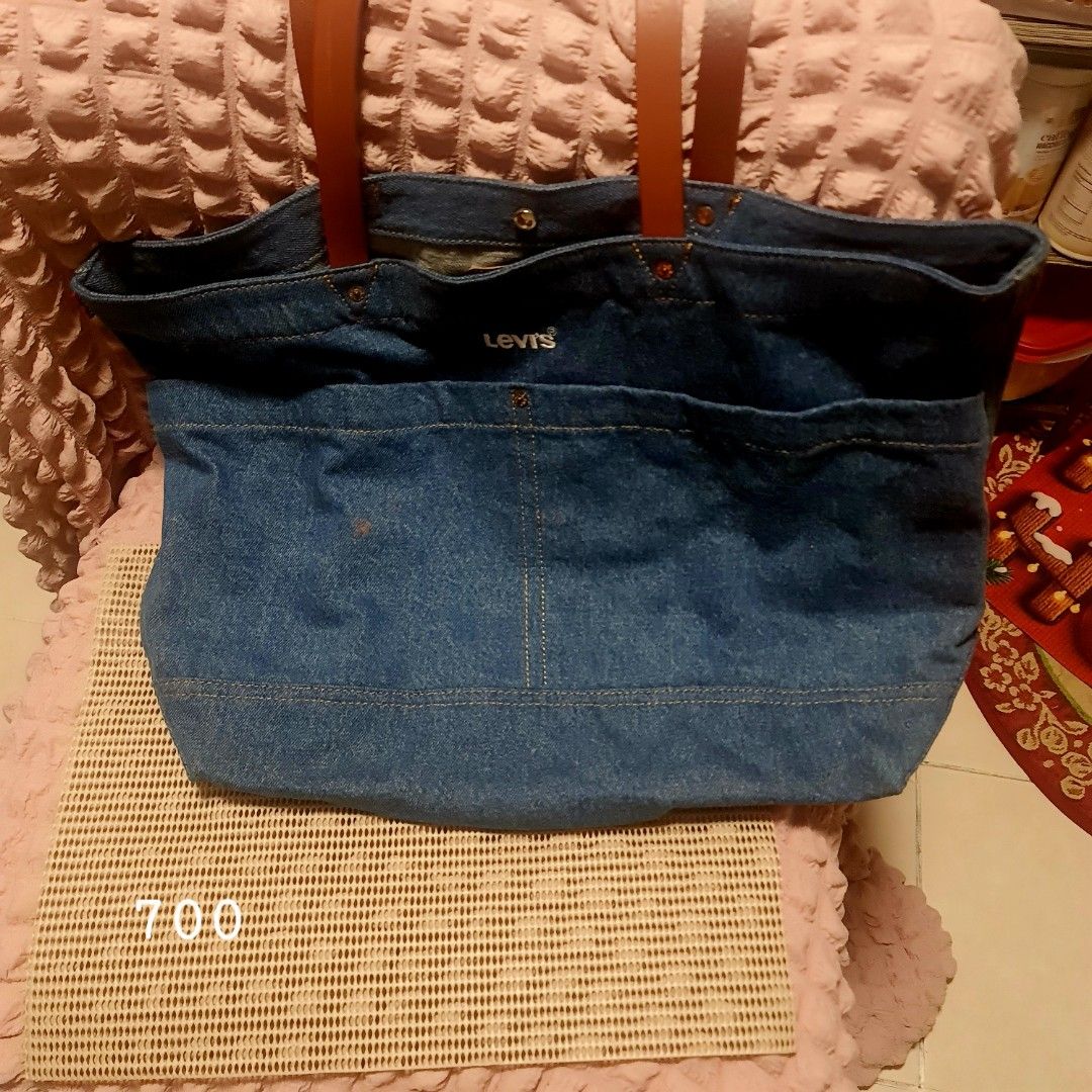 LEVIS DENIM BAG (Category: Shoulder Bags) located in Manila. Submitted by jeth75 (Listing ID 1461040654, Image 1). Description: Levis bag denim.