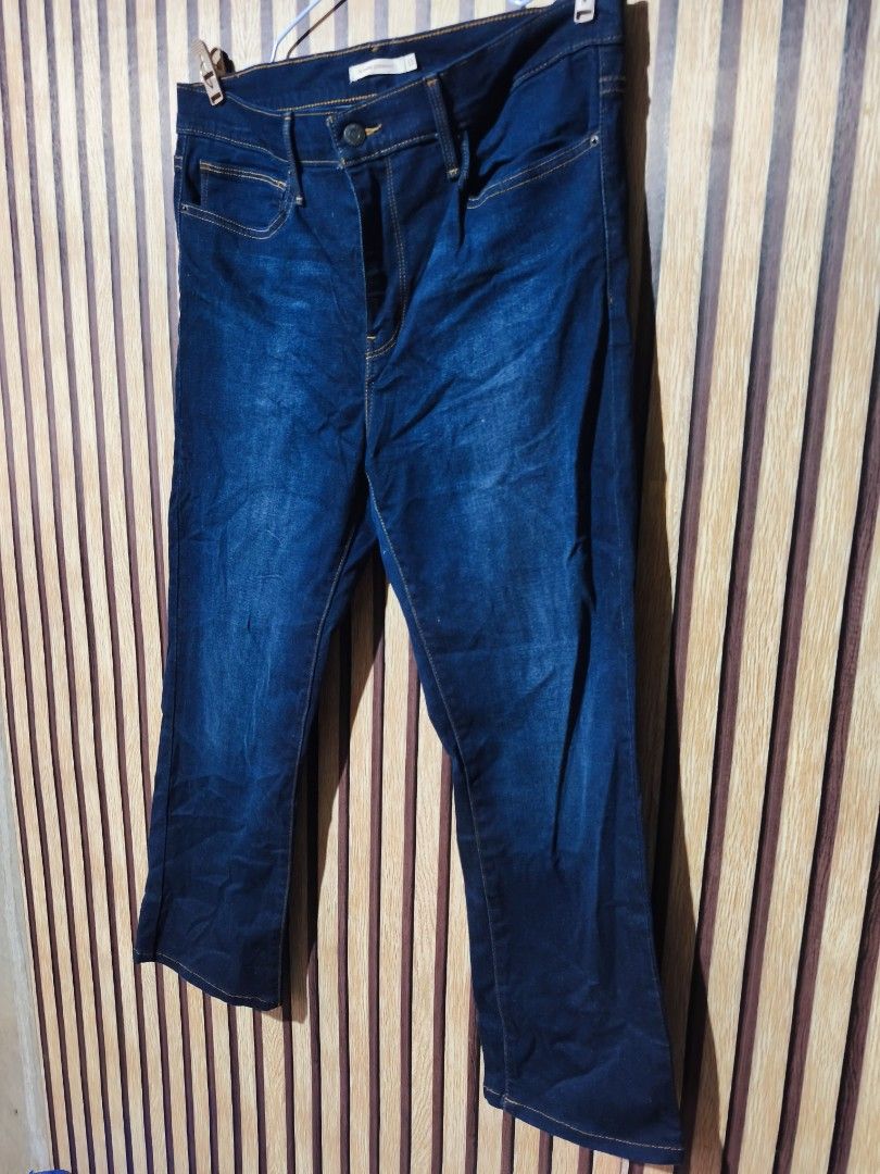 Levis Slimming straight for woman (Category: Jeans) located in Baguio. Submitted by baguiopinethrift (Listing ID 1461072340, Image 2). Description: Excellent Condition Waist: 33 Lenght: 37in Price: 600 Loc: Baguio Open for Shipping PM Othet details🙂.