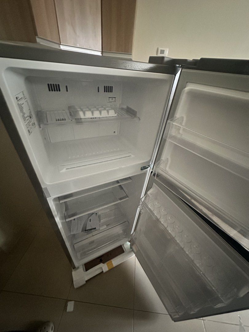 LG Refrigerator - Smart Inverter Compression (Category: Refrigerators and Freezers) located in Pasay City. Submitted by Vaughn (Listing ID 1460962682, Image 2). Description: I have the receipt (photo) Height: 140cm / 55 in. Rfs: bibili ng mas malaking ref.