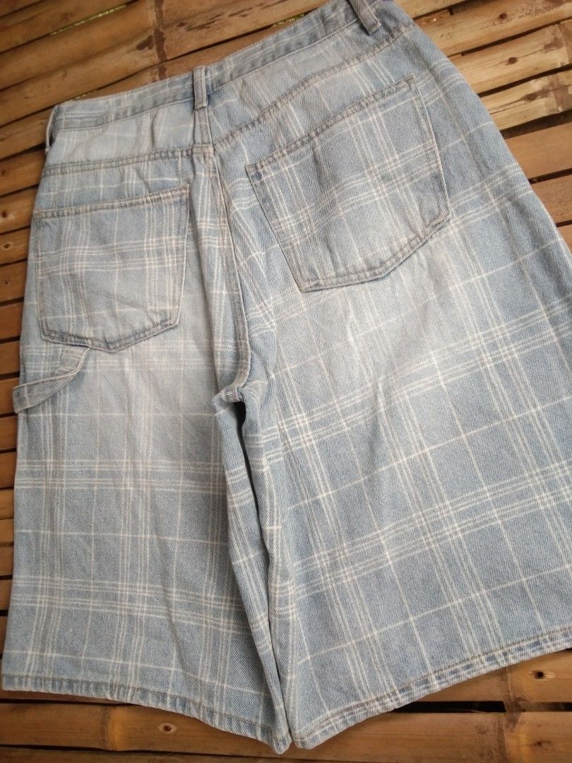 Light acid wash carpenter pannel jorts (Category: Shorts) located in Aloran. Submitted by ingsikthrifting (Listing ID 1460928930, Image 3). Description: Light acid wash carpenter pannel jorts Very excellent condition No issue just need wash Waistline 30 Length 23 Thighs 14 Hem 14.