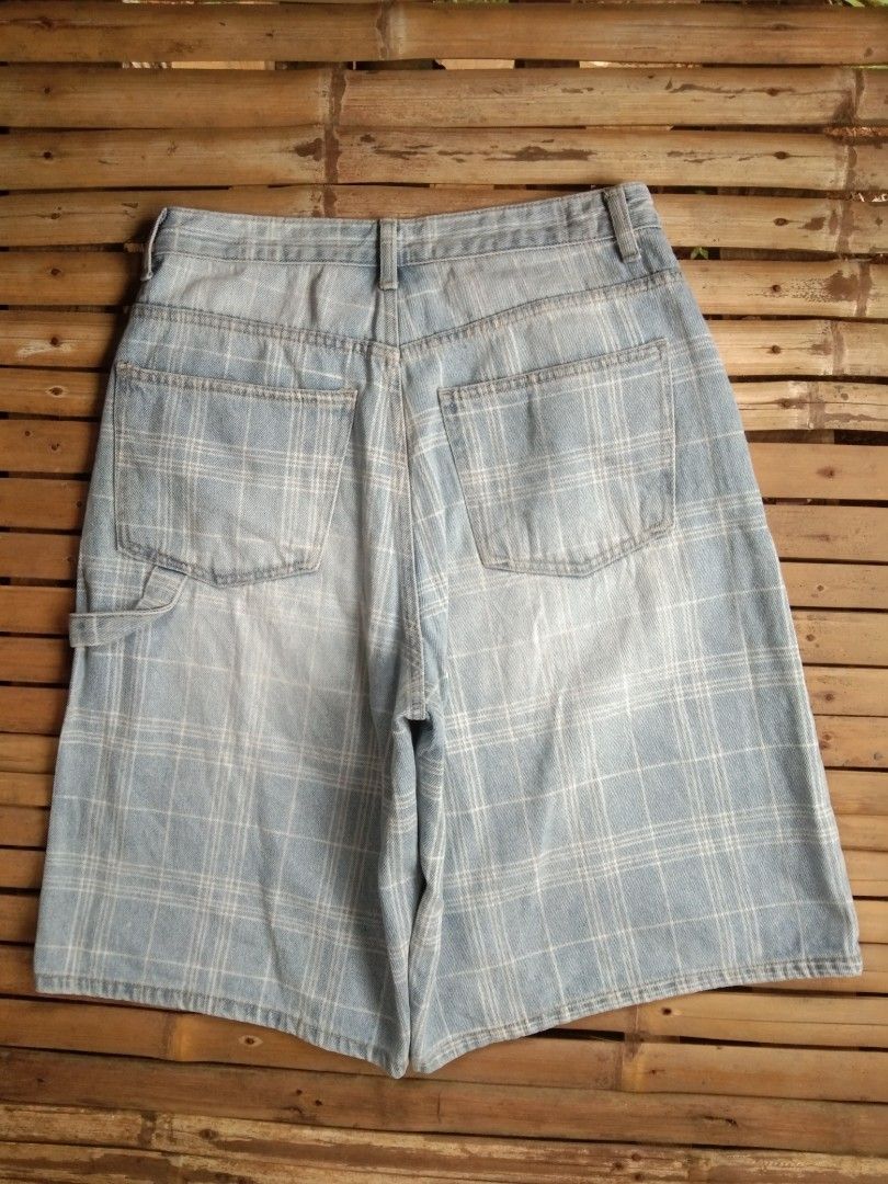 Light acid wash carpenter pannel jorts (Category: Shorts) located in Aloran. Submitted by ingsikthrifting (Listing ID 1460928930, Image 2). Description: Light acid wash carpenter pannel jorts Very excellent condition No issue just need wash Waistline 30 Length 23 Thighs 14 Hem 14.