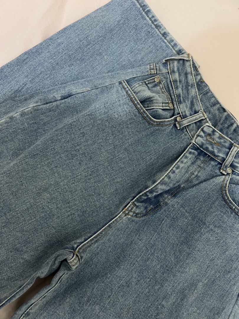 Light Wash High Waisted Wide Leg Jeans (Category: Jeans) located in Manila. Submitted by coles.collection (Listing ID 1461065799, Image 2). Description: - parang ballon pants style sha - apaka gandaaa i swear - super hard denim🤪 - size; •w - 24-25 •l - 40 •r - 12.