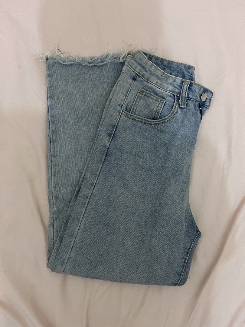 Light Wash Tattered Pants (Category: Jeans) located in Manila. Submitted by coles.collection (Listing ID 1461065731, Image 2). Description: - Light wash denim jeans - tattered style rin - size; •w - 24 •l - 37 •r - 12 - ganda fitting nito.