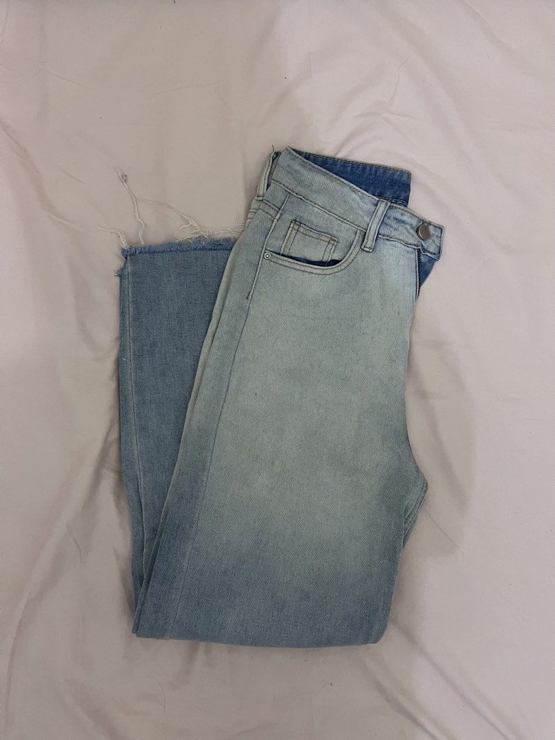 Light Wash Wide Leg Tattered Pants (Category: Jeans) located in Manila. Submitted by coles.collection (Listing ID 1461065596, Image 2). Description: - tattered style - size; •w - 24-25 •l - 38 •r - 12 - ganda ng fitting nito bes, straight cut sha.