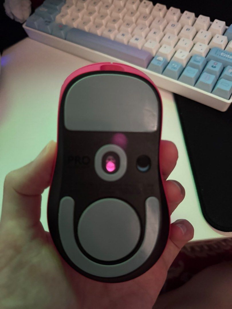 Logitech G PRO X SUPERLIGHT 粉紅色無線滑鼠 （分類：電腦滑鼠及相關產品）位於 Hong Kong。 由 babababou 提交（商品編號 1460996091，圖片 3）。簡介： Logitech superlight 2 dex 9成新 用了一日不適合。