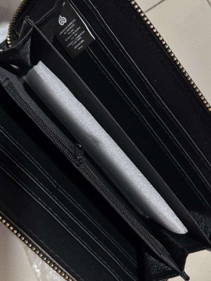 Long black wallet (Category: Wallets & Card holders) located in Silang. Submitted by altbaddie6 (Listing ID 1460956042, Image 2). Description: .