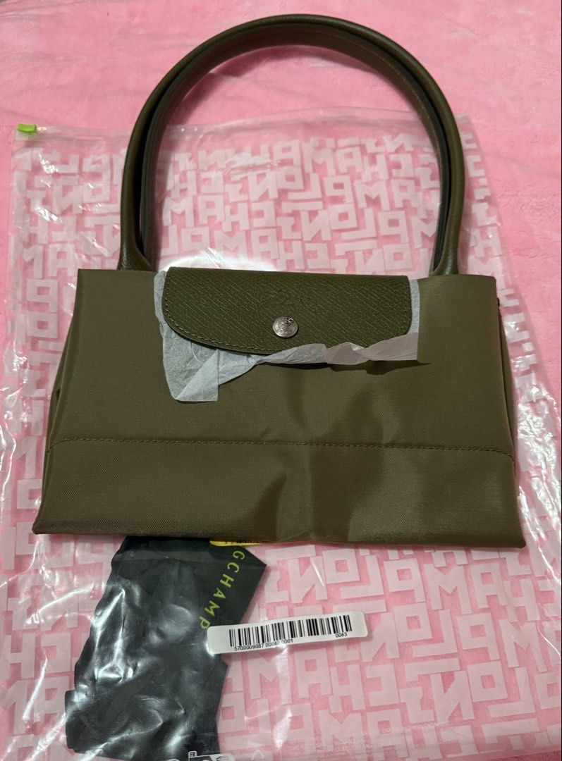 Longchamp Le Pliage Green Top Handle Bag (Category: Luxury Bags & Wallets) located in Manila. Submitted by timtam1726 (Listing ID 1461059003, Image 1). Description: - Authentic Longchamp Le Pliage Bag - Color: Olive / Artichaut - Style: Top Handle - Features: Folds flat for easy storage - Includes: Dust bag and original packaging - Ideal for: Everyday use or travel RS: Impulse buy.