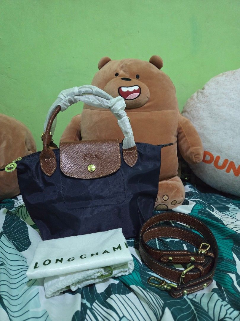 Longchamp Le Pliage Short Handle (Category: Cross-body Bags) located in Manila. Submitted by karenapilado (Listing ID 1460938736, Image 1). Description: with thick strap and dustbag.