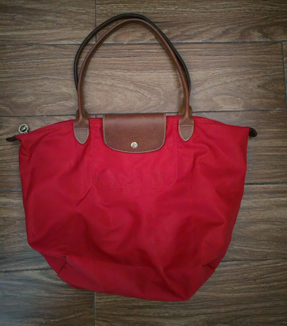 Longchamp Le Pliage Tote Bag Red Nylon Leather (Category: Luxury Bags & Wallets) located in Davao. Submitted by athenaprelovedph (Listing ID 1461007199, Image 1). Description: - Classic red Longchamp tote bag Large size long handle No tears, no holes - Ideal for carrying everyday essentials.