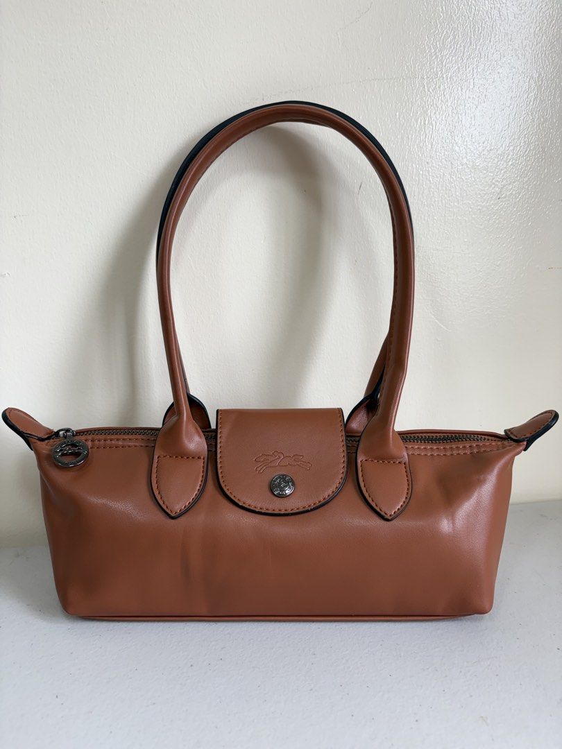 Longchamppp bag (Category: Luxury Bags & Wallets) located in Los Banos. Submitted by ditasbautista2329 (Listing ID 1461111860, Image 1). Description: Longchamppp shoulder hand bag Actual pictures posted Leather Excellent condition.
