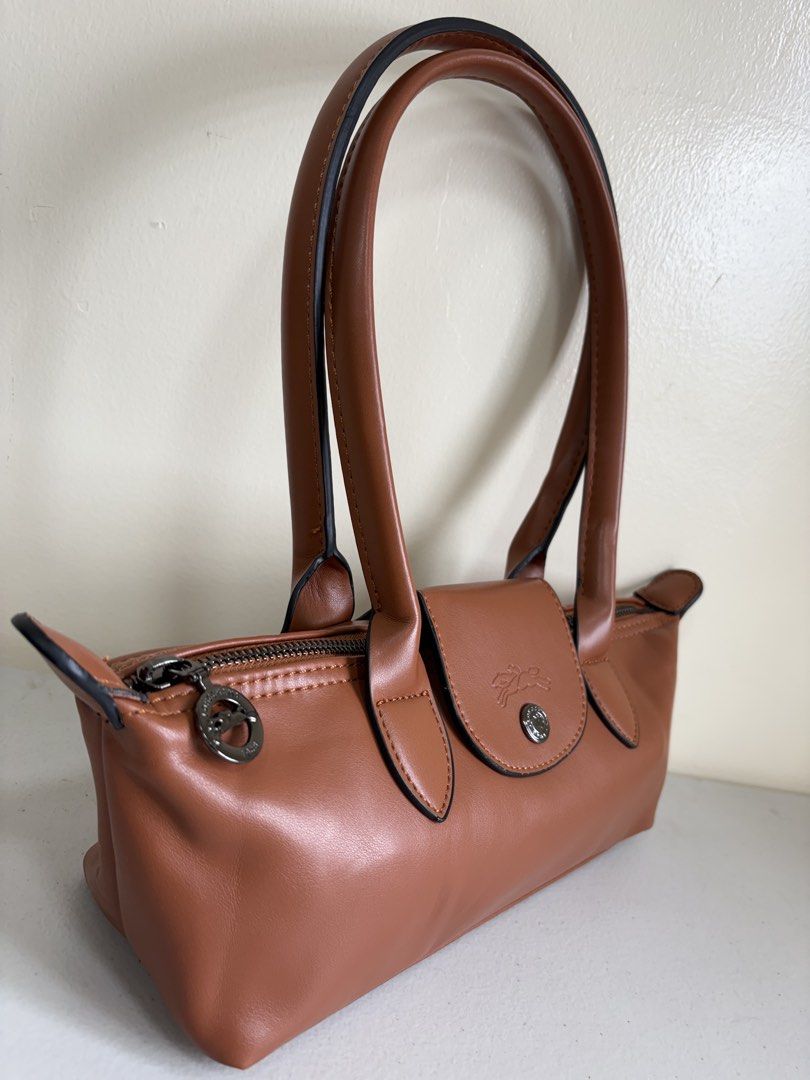 Longchamppp bag (Category: Luxury Bags & Wallets) located in Los Banos. Submitted by ditasbautista2329 (Listing ID 1461111860, Image 2). Description: Longchamppp shoulder hand bag Actual pictures posted Leather Excellent condition.
