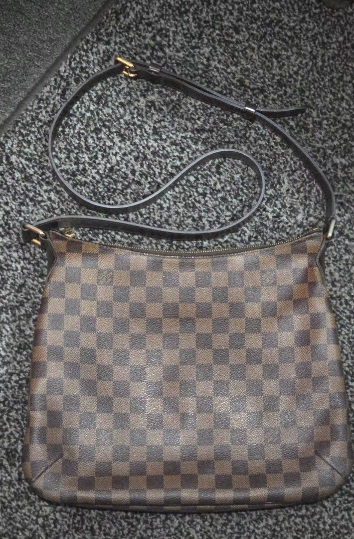 Louis Vuitton Bloomsburry (Category: Luxury Bags & Wallets) located in Mandaluyong City. Submitted by ana.bananan (Listing ID 1461035946, Image 2). Description: - Authentic Louis Vuitton Bloomsburry Pm - bag only -flaw pic #4 crack other than that, all is in good condition.