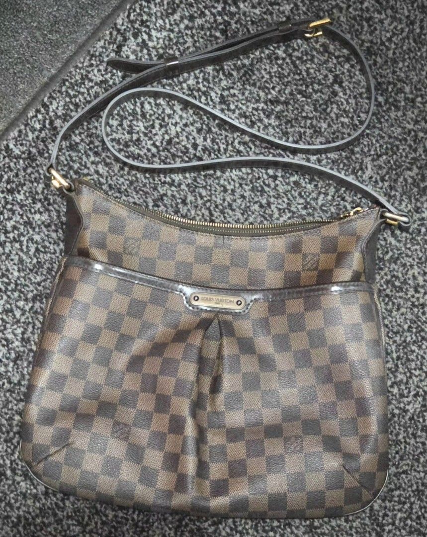 Louis Vuitton Bloomsburry (Category: Luxury Bags & Wallets) located in Mandaluyong City. Submitted by ana.bananan (Listing ID 1461035946, Image 1). Description: - Authentic Louis Vuitton Bloomsburry Pm - bag only -flaw pic #4 crack other than that, all is in good condition.