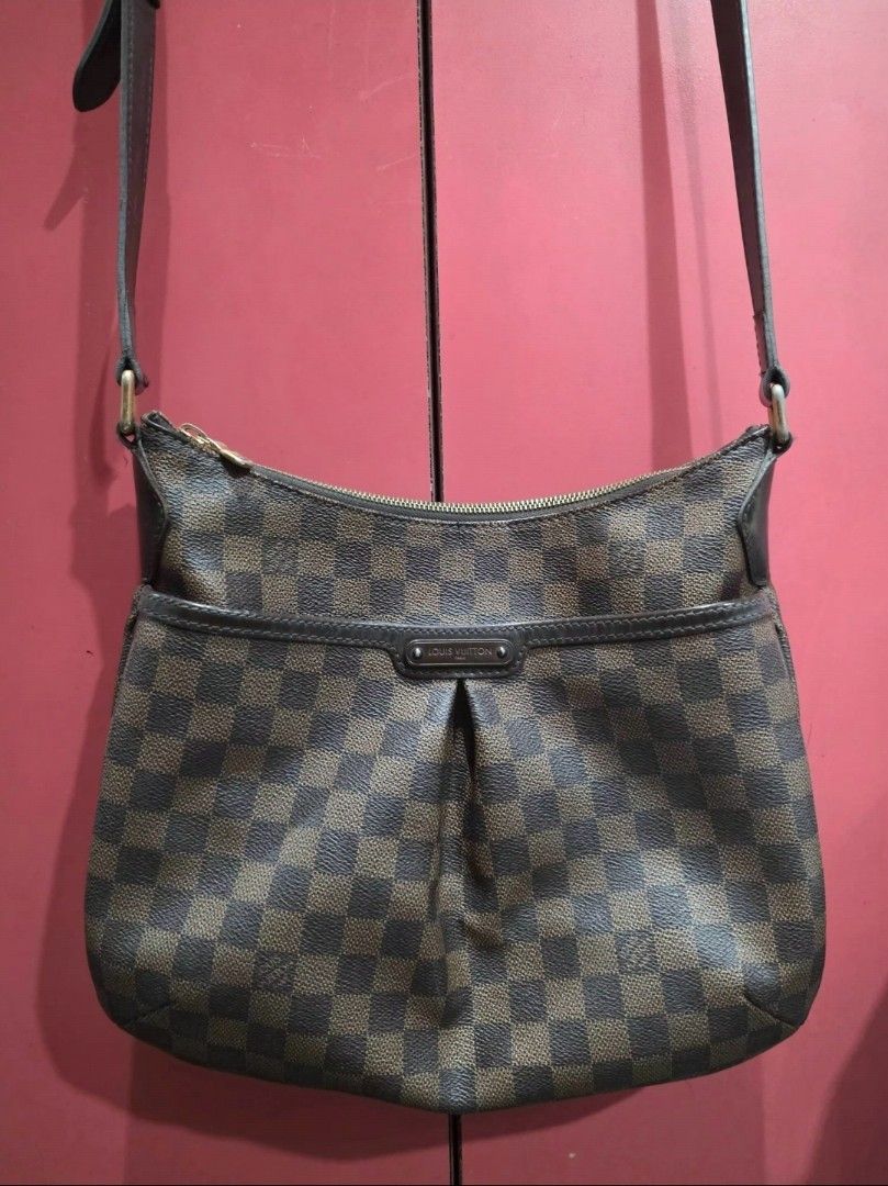 Louis Vuitton Bloomsburry (Category: Luxury Bags & Wallets) located in Mandaluyong City. Submitted by ana.bananan (Listing ID 1461035946, Image 3). Description: - Authentic Louis Vuitton Bloomsburry Pm - bag only -flaw pic #4 crack other than that, all is in good condition.