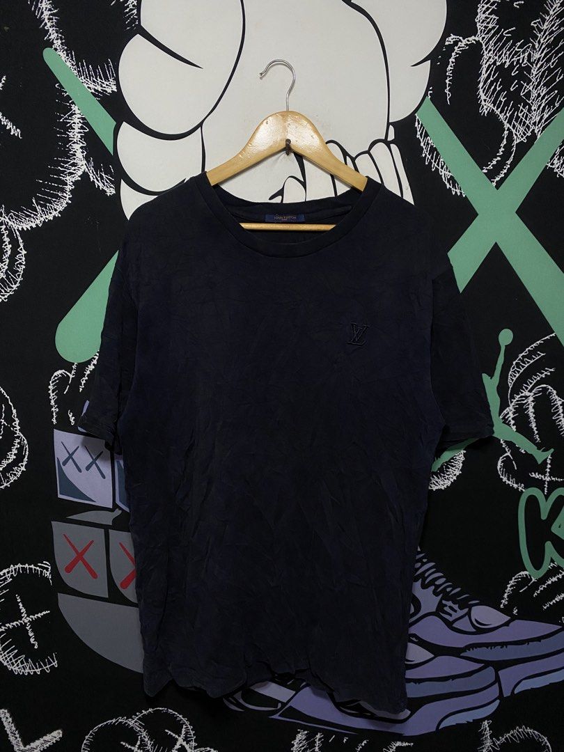 LOUIS VUITTON KNITTED EMBROID LOGO💙 (Category: Tshirts & Polo Shirts ) located in Tabaco. Submitted by goodyshit.9 (Listing ID 1460980063, Image 1). Description: LOUIS VUITTON KNITTED EMBROID LOGO💙 EXCELLENT CONDITION✅ NO ISSUE📌 COLOR MAY VARY DUE TO LIGHTNING📌 22/29 .