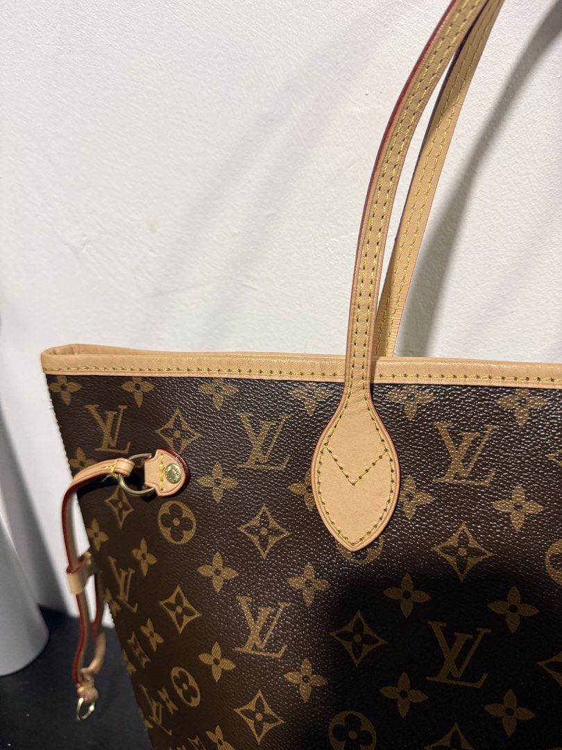 Louis Vuitton Monogram GM Neverfull Tote Bag (Category: Luxury Bags & Wallets) located in Muntinlupa City. Submitted by decluttering.era.alabang (Listing ID 1461037395, Image 3). Description: - Classic Louis Vuitton Neverfull tote - Iconic monogram canvas - Spacious interior with red lining - Durable leather trim and handles - Secure drawstring closure on sides - Ideal everyday bag for your essentials.