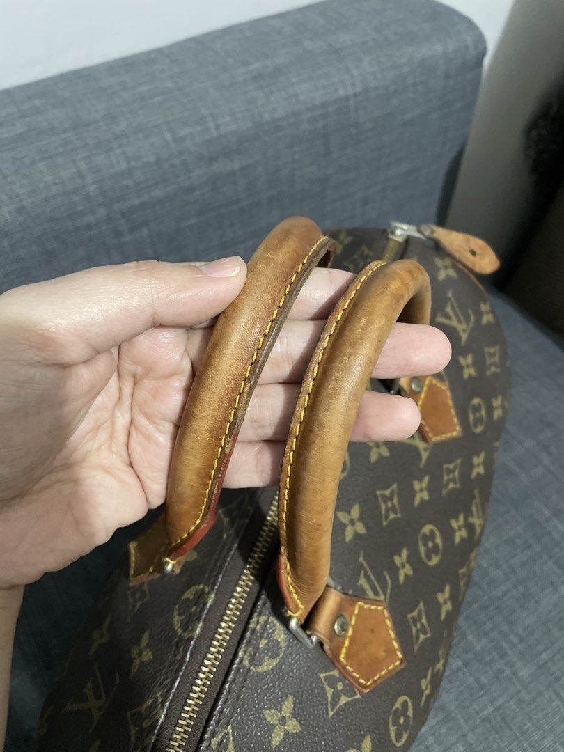 Louis Vuitton Monogram Speedy 30 Handbag (Category: Luxury Bags & Wallets) located in Pasig City. Submitted by roseyyylife (Listing ID 1461108974, Image 3). Description: - Classic Louis Vuitton Speedy 30 - Iconic monogram canvas - Leather handles show some wear from use - Zipper works smoothly - Timeless piece for everyday - Great for carrying essentials - This is vintage and has been repaired and mended. .