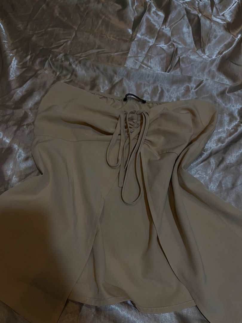Lovito Beige Drawstring Front Top (Category: Blouses) located in Manila. Submitted by rhian_leighhh (Listing ID 1461113800, Image 1). Description: - Brand: Lovito - Color: Beige - Size: Estimated S/M - Features: Front drawstring detail, elasticated waistband - Style: Casual wear.