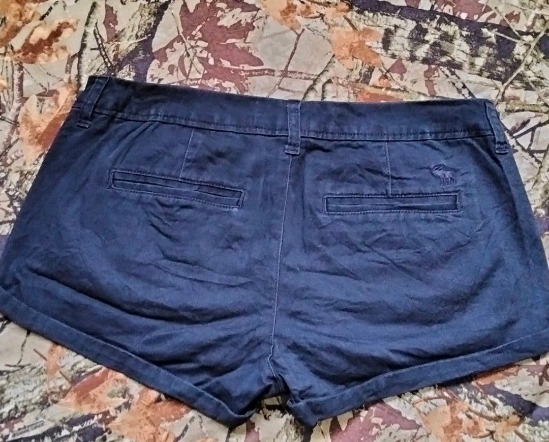 Low waist Abercrombie and Fitch (Category: Shorts) located in Santa Cruz. Submitted by chrysan_025 (Listing ID 1460946292, Image 3). Description: navy blye actual color.