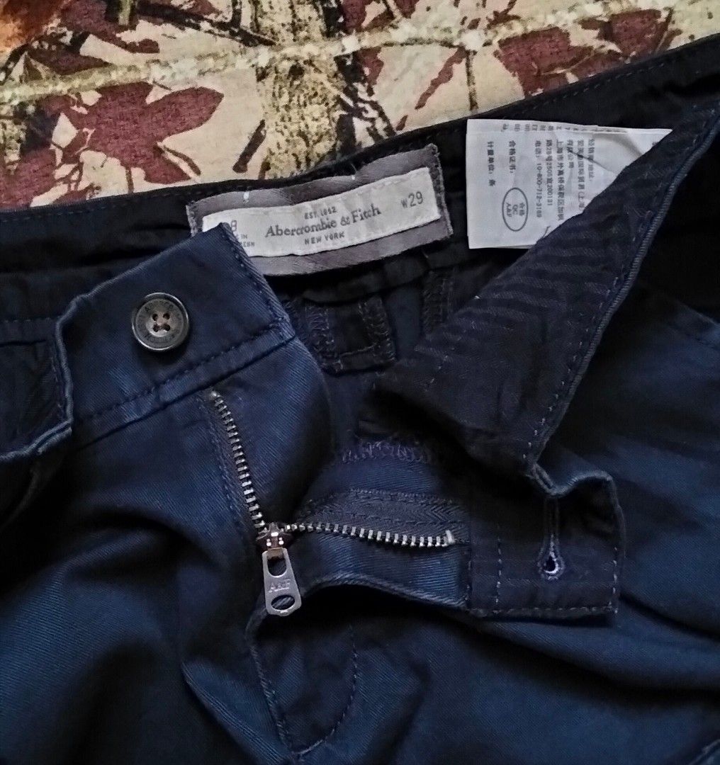 Low waist Abercrombie and Fitch (Category: Shorts) located in Santa Cruz. Submitted by chrysan_025 (Listing ID 1460946292, Image 2). Description: navy blye actual color.