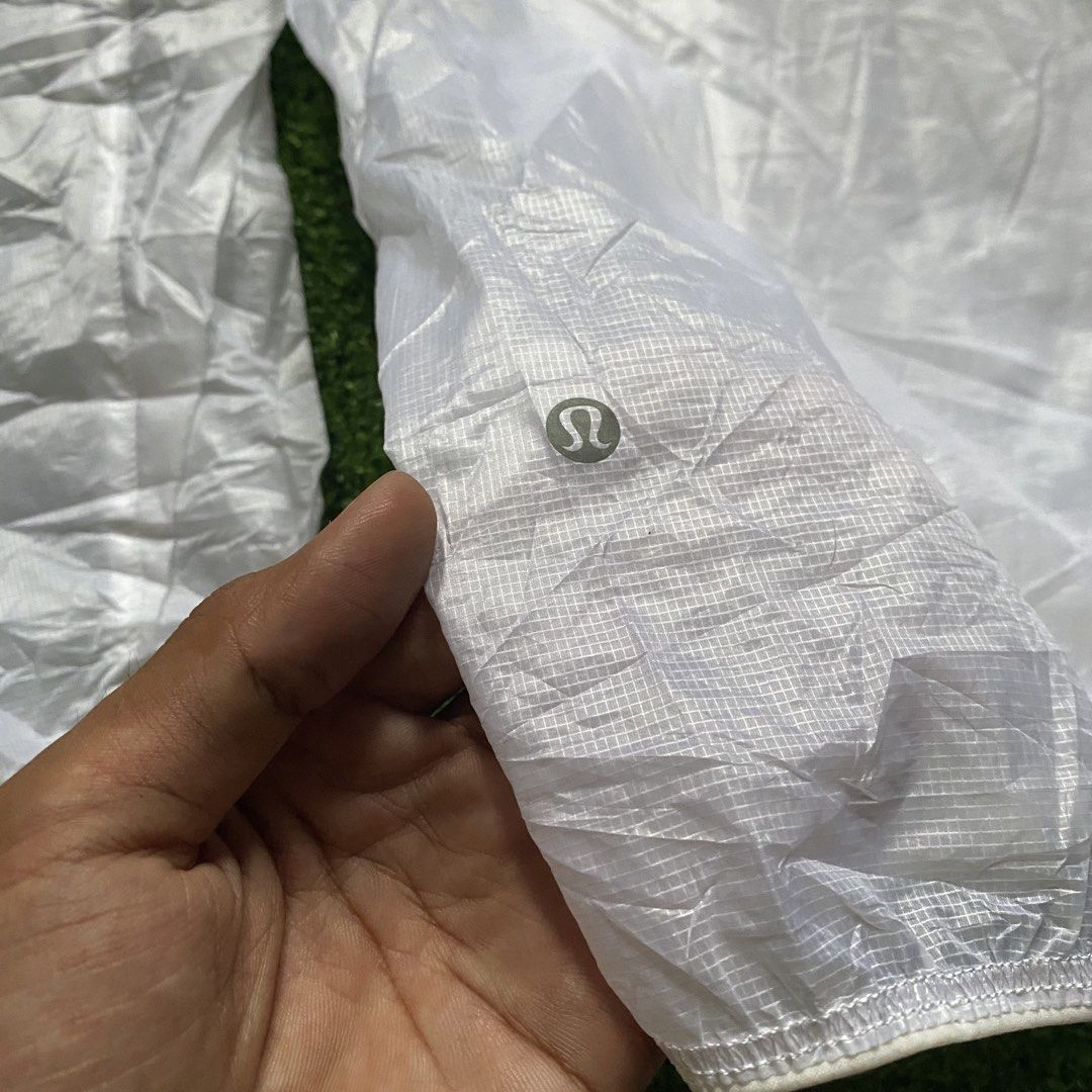 Lululemon Athletica White Rain Jacket (Category: Coats, Jackets and Outerwear) located in Zaragoza. Submitted by kurlarances (Listing ID 1461037571, Image 3). Description: Lululemon Athletica White Rain Jacket ‎Dot 12 ‎SIZE LARGE MEN ‎dimes W21.5/L27 ‎condition 9.8/10 ‎color rate 9.9/10 ‎issue NEED WASH.