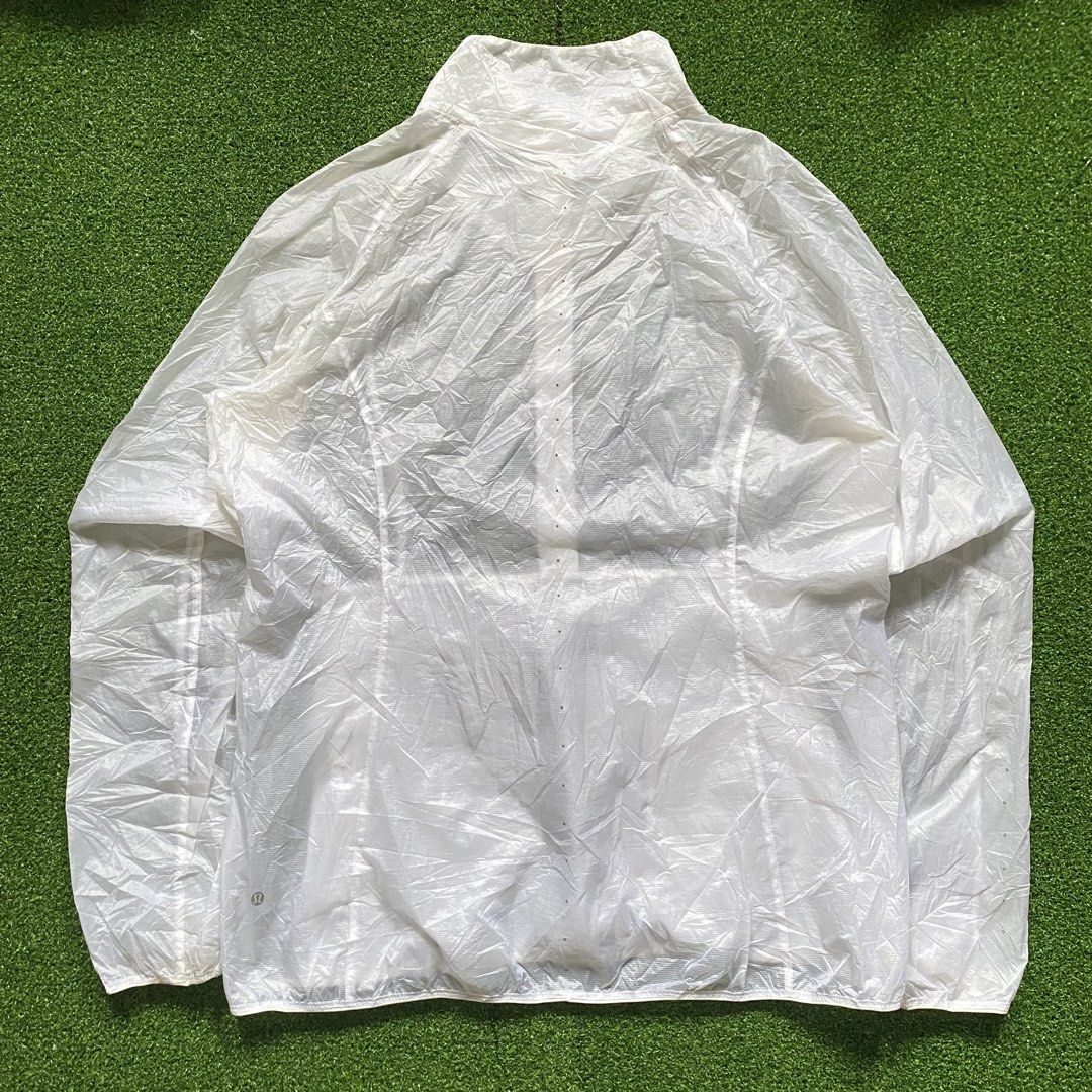 Lululemon Athletica White Rain Jacket (Category: Coats, Jackets and Outerwear) located in Zaragoza. Submitted by kurlarances (Listing ID 1461037571, Image 2). Description: Lululemon Athletica White Rain Jacket ‎Dot 12 ‎SIZE LARGE MEN ‎dimes W21.5/L27 ‎condition 9.8/10 ‎color rate 9.9/10 ‎issue NEED WASH.