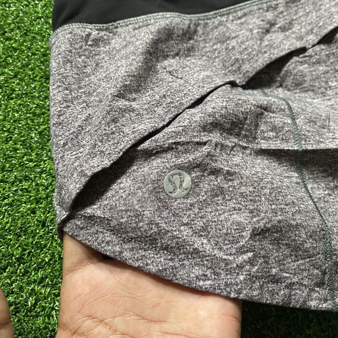 LULULEMON SEXY SHORT (Category: Shorts) located in Zaragoza. Submitted by 9701026734 (Listing ID 1461018070, Image 3). Description: LULULEMON SEXY SHORT LIKE NEW DOT 4 DIMES W 28 / L 7 leg hole 11.5 COLOR RATE 10/10 CONDITION 10/10 NO ISSUE .