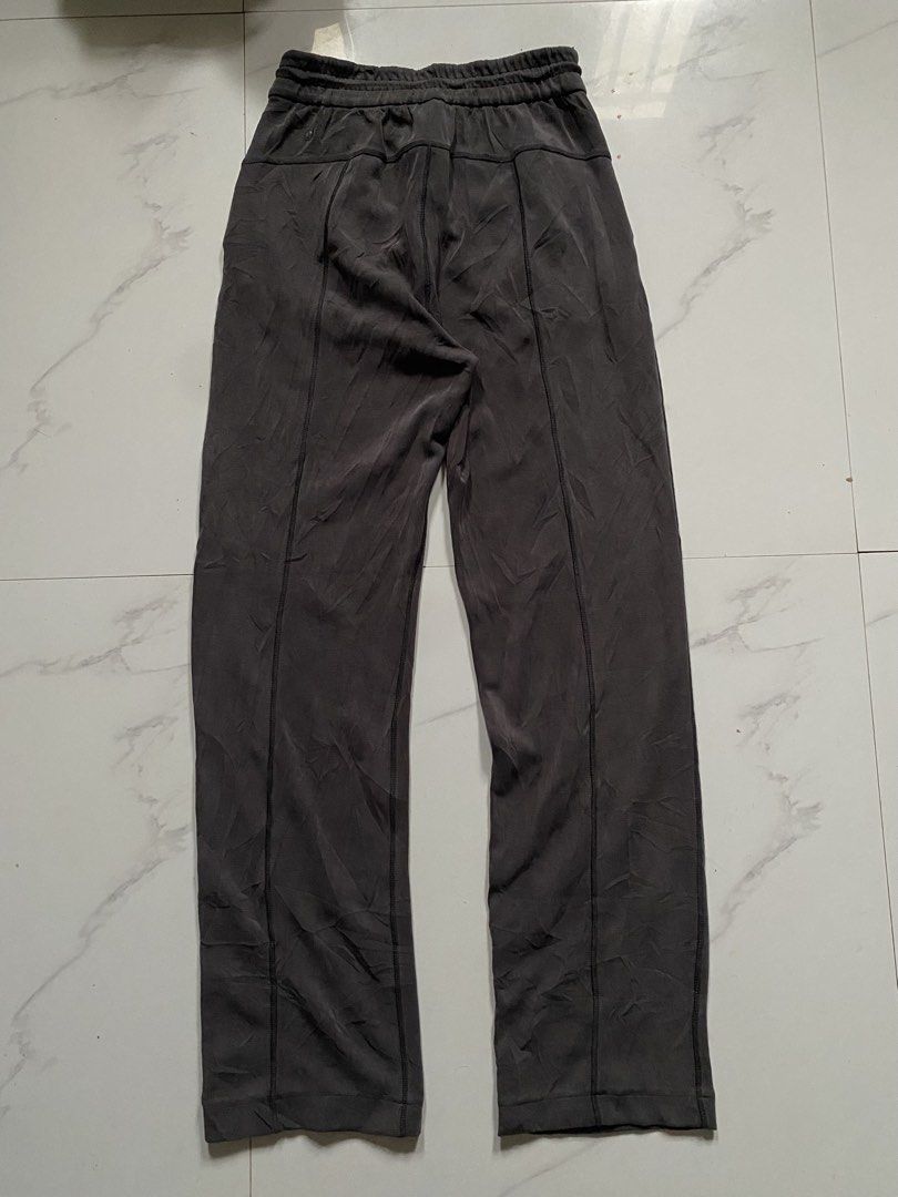 LULULEMON SWEATPANTS (Category: Joggers) located in Zaragoza. Submitted by kurlarances (Listing ID 1461037310, Image 2). Description: LULULEMON SWEATPANTS LIKE NEW DOT 12 DIMES W 26-30 / L 41 leg hole 8 COLOR RATE 9.8/10 CONDITION 9.8/10 NO ISSUE.