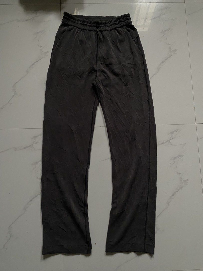 LULULEMON SWEATPANTS (Category: Joggers) located in Zaragoza. Submitted by kurlnathaniel02 (Listing ID 1461073091, Image 1). Description: LULULEMON SWEATPANTS LIKE NEW DOT 12 DIMES W 26-30 / L 41 leg hole 8 COLOR RATE 9.8/10 CONDITION 9.8/10 NO ISSUE.