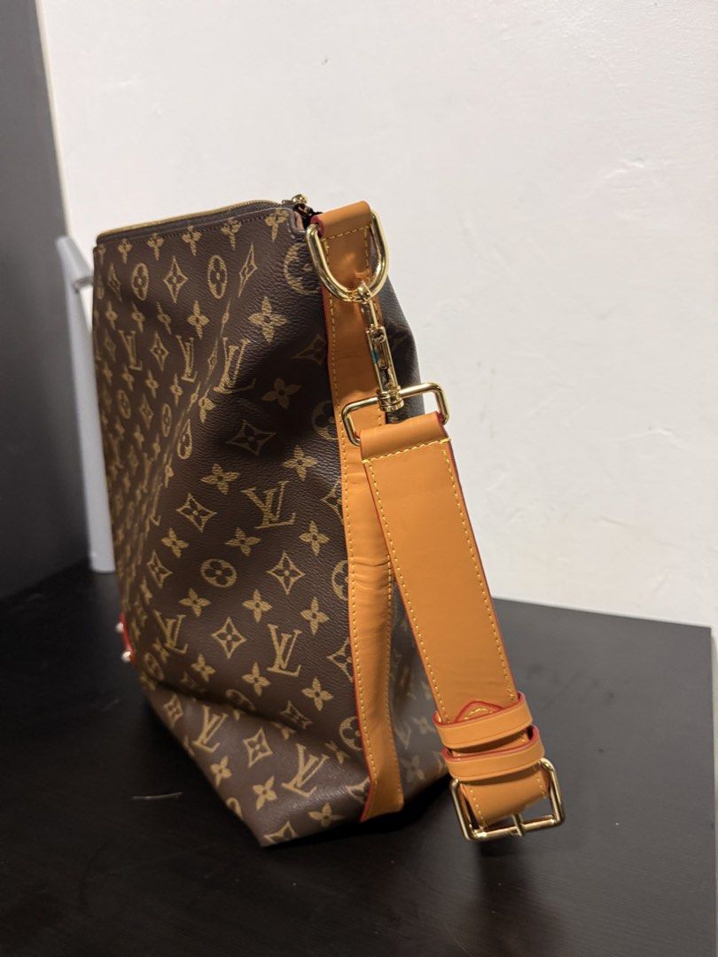 LV vagabond hobo microchiped (Category: Luxury Bags & Wallets) located in Muntinlupa City. Submitted by decluttering.era.alabang (Listing ID 1461038640, Image 3). Description: - Spacious interior with zip pocket - Adjustable leather strap for comfortable wear - Elegant gold-tone hardware - Comes with a leather luggage tag - Ideal for everyday use.