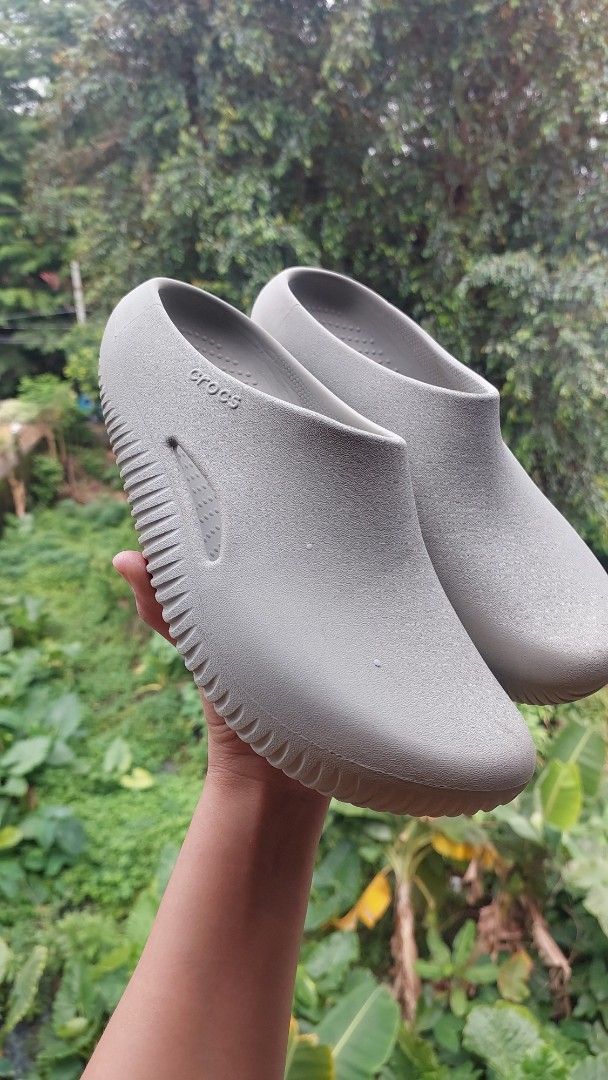 M8 W10 original preloved Crocs Grey Slip-On Clogs (Category: Slippers & Slides) located in Quezon City. Submitted by kimlynandaya (Listing ID 1460980182, Image 3). Description: original preloved crocs for men.
