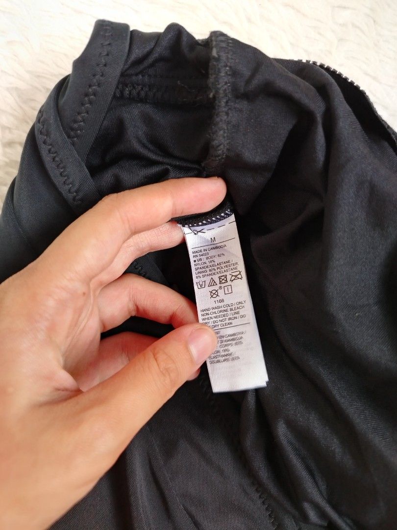(M) Old Navy (Category: Bikinis & Swimsuits) located in Paranaque City. Submitted by closetbykimkirsten (Listing ID 1460994870, Image 3). Description: 🎀Good Condition 🎀 ✨Brand: Old Navy ⚡Padded (ISSUE: white ink stain) 🪷Size: Medium 💸Price: P199 (Non Negotiable) ♦️All Items are PRELOVED in good condition. ♦️Please do manage your expectations. ♦️WASH before USE ♦️BUY at your own RISK 🔥NO RETURN NO EXCHANGE POLICY🔥 ⛔BOGUS BUYER/JOY RESERVER w