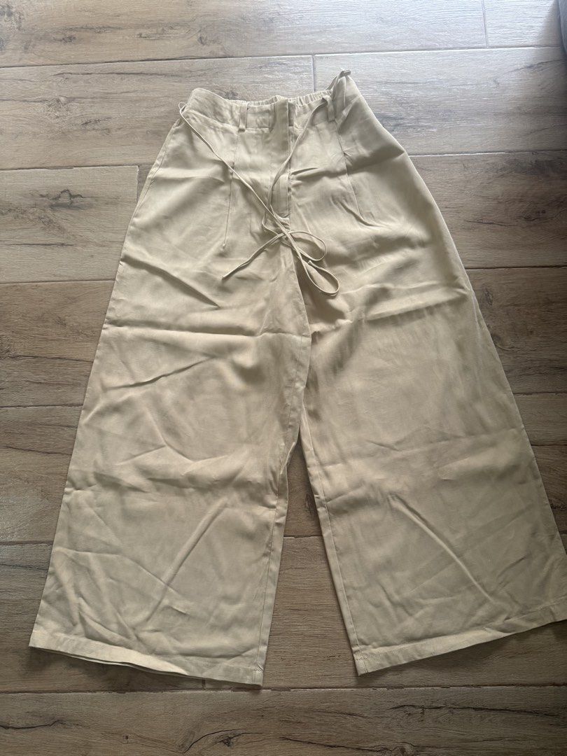 Mango Culottes Pants (Category: Undergarments & Loungewear) located in Tagaytay City. Submitted by prelovedbytmj (Listing ID 1460986179, Image 1). Description: Mango Culottes Pants . With garter/ string . Size XS 25-26. Color Beige. Almost new . Material soft linen. Maganda po pag suot na with slippers or sneakers.