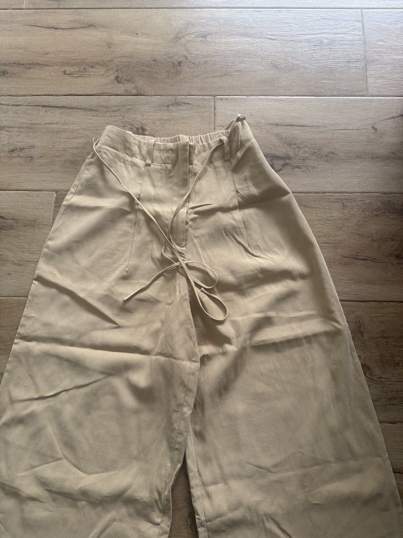 Mango Culottes Pants (Category: Undergarments & Loungewear) located in Tagaytay City. Submitted by prelovedbytmj (Listing ID 1460986179, Image 2). Description: Mango Culottes Pants . With garter/ string . Size XS 25-26. Color Beige. Almost new . Material soft linen. Maganda po pag suot na with slippers or sneakers.