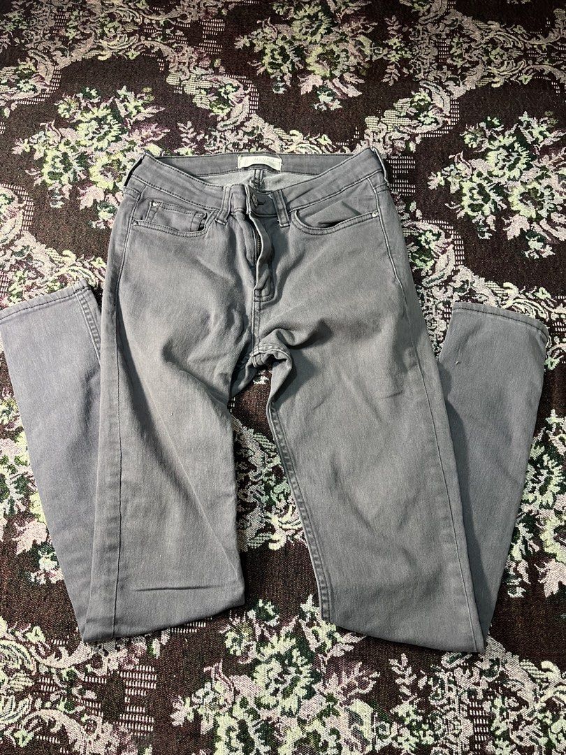 Mango Grey Skinny Jeans (Category: Jeans) located in Manila. Submitted by sennisen (Listing ID 1461101136, Image 1). Description: - Mango grey skinny jeans - Classic five-pocket style - Button and zip closure - Comfortable and versatile for everyday wear - Great wardrobe staple.