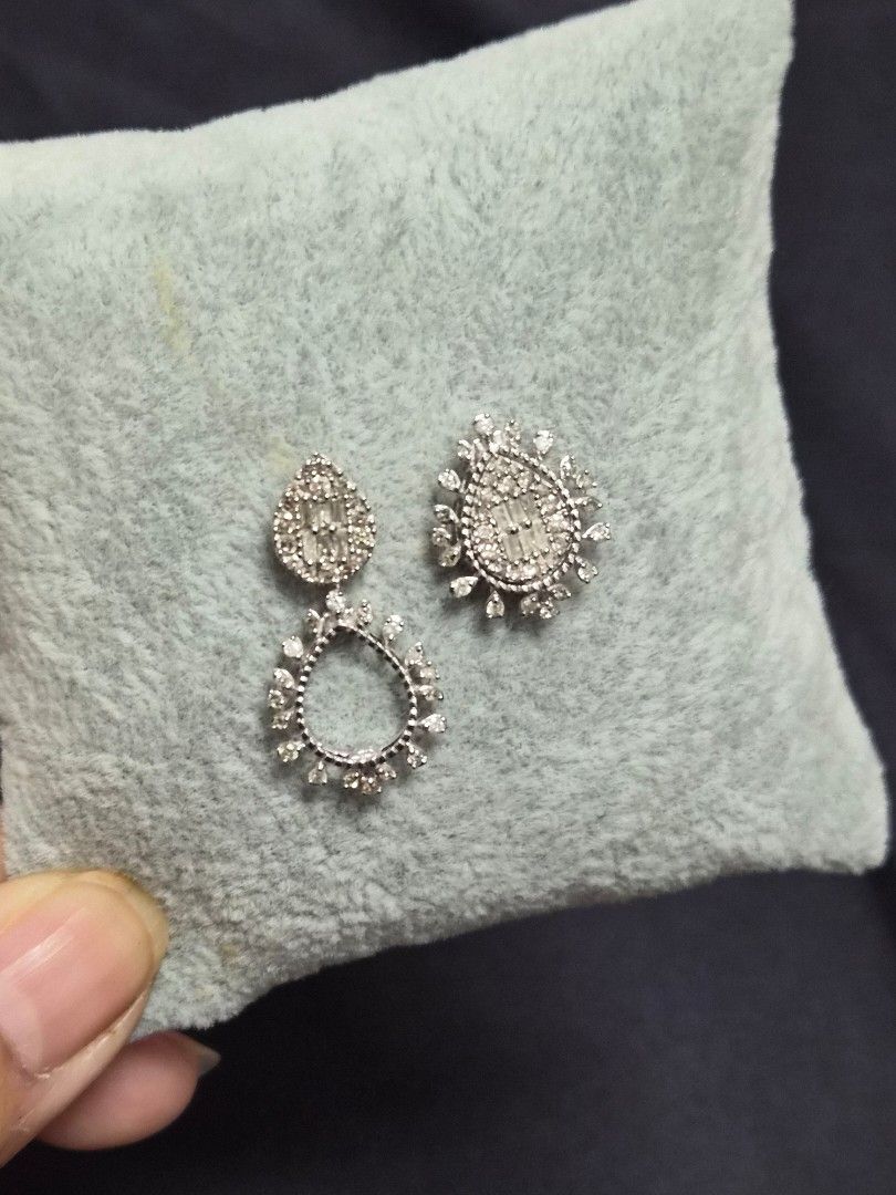 Many ways earrings (Category: Earrings) located in Marikina City. Submitted by 000christina000 (Listing ID 1460950543, Image 1). Description: 1ct natural diamond 18k japan gold setting.