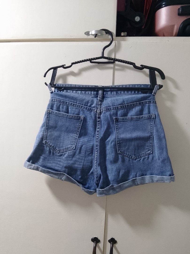 Maong Short (Category: Shorts) located in Malolos. Submitted by pcycloset_ (Listing ID 1461032699, Image 2). Description: PLEASE READ BEFORE PURCHASING: RFS: Decluttering ➡️ Size: M | 27-28 ➡️ Colors may vary slightly due to lighting and screen settings. ➡️ This is a pre-loved item, so please manage your expectations. Shipping & Payment 🚚 Shipping Fee: Not included and will be shouldered by the buyer. 💳 Payment Methods: GCash, MariBank, or BPI 