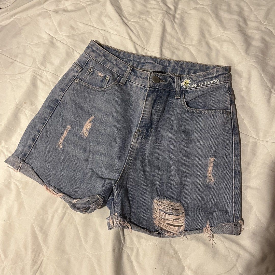 Maong short - size 26 (Category: Shorts) located in Quezon City. Submitted by giometryyy (Listing ID 1461106996, Image 1). Description: size 26 embroidered design .