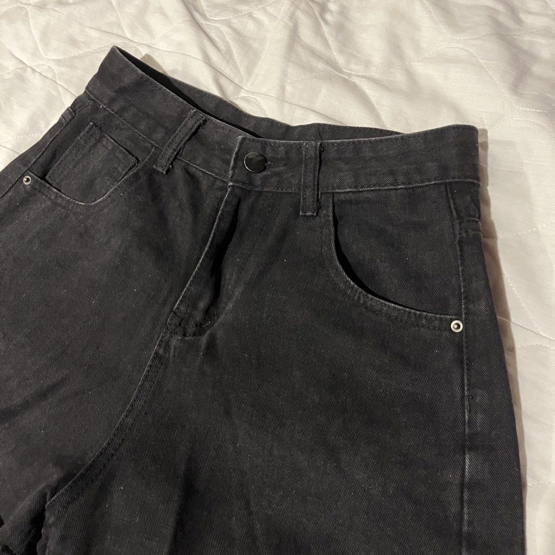 Maong short - size 28 (Category: Shorts) located in Quezon City. Submitted by giometryyy (Listing ID 1461106793, Image 2). Description: size 28 high quality material .