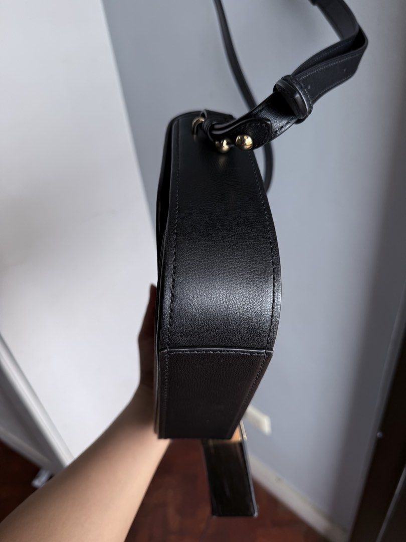 Marc Jacobs Black Leather Cross-body bag (Category: Cross-body Bags) located in Paranaque City. Submitted by jarediniiiee (Listing ID 1460997133, Image 3). Description: Bought from Japan.