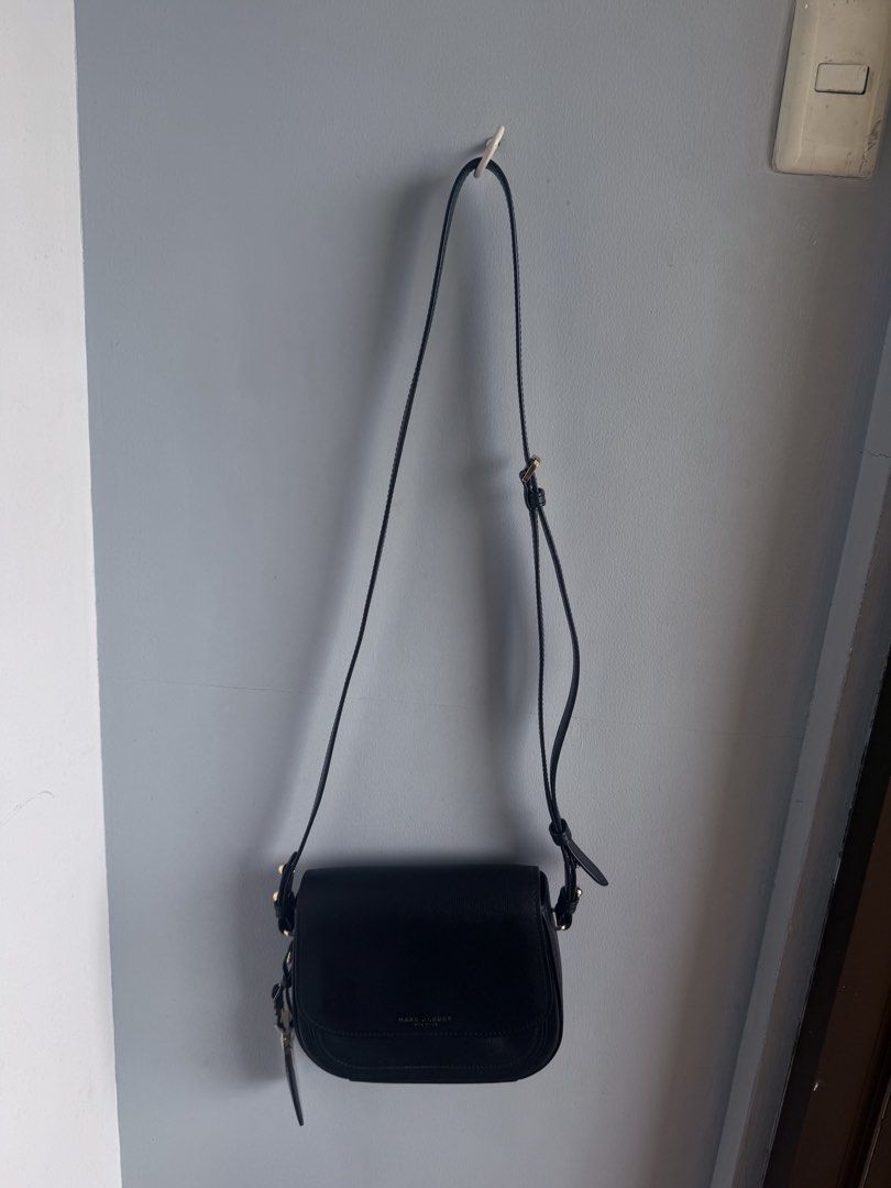 Marc Jacobs Black Leather Cross-body bag (Category: Cross-body Bags) located in Paranaque City. Submitted by jarediniiiee (Listing ID 1460997133, Image 2). Description: Bought from Japan.
