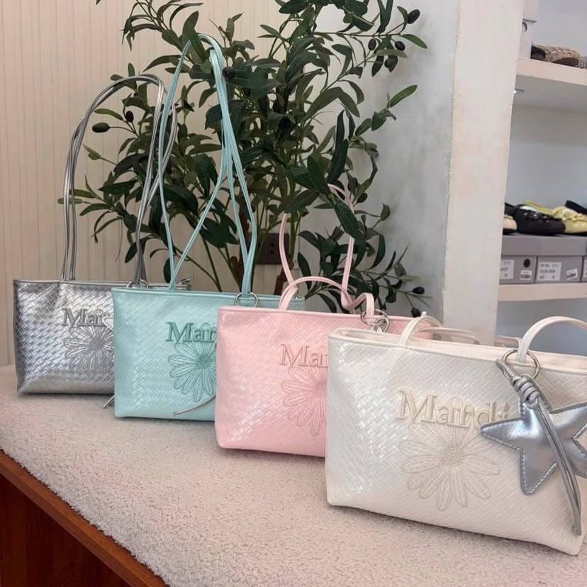Mardi Bag ✨🇨🇳 (Category: Shoulder Bags) located in Guinobatan. Submitted by jadieee_young22 (Listing ID 1461066941, Image 3). Description: MARDI BAG ✨🇨🇳 ₱2,500 only For pre- orders AVAILABLE COLORS: -pastel pink -light blue -silver -white.