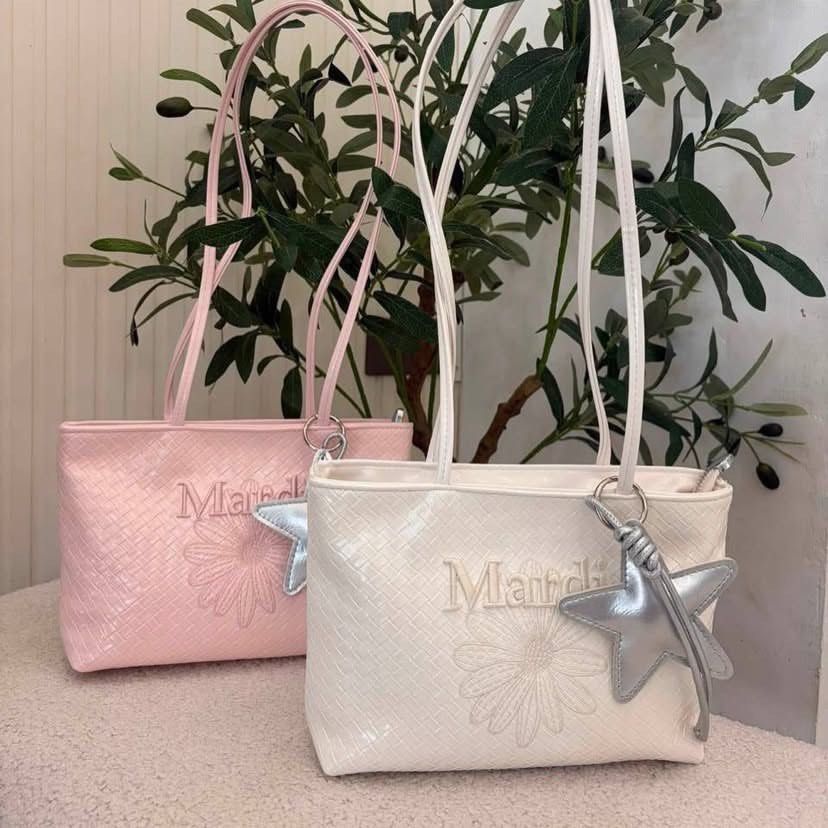 Mardi Bag ✨🇨🇳 (Category: Shoulder Bags) located in Guinobatan. Submitted by jadieee_young22 (Listing ID 1461066941, Image 2). Description: MARDI BAG ✨🇨🇳 ₱2,500 only For pre- orders AVAILABLE COLORS: -pastel pink -light blue -silver -white.