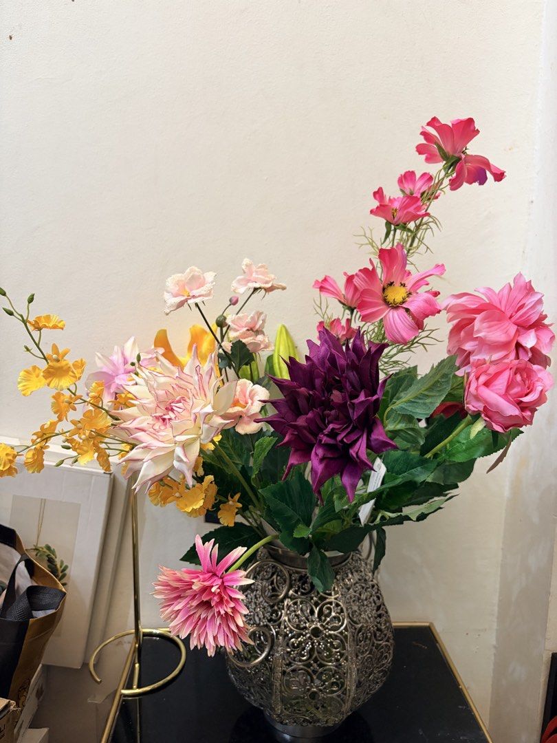 Metal silver vase with 10pcs artificial assorted flowers (Category: Artificial Plants & Flowers) located in Mandaluyong City. Submitted by home_box.ae (Listing ID 1461064507, Image 2). Description: .