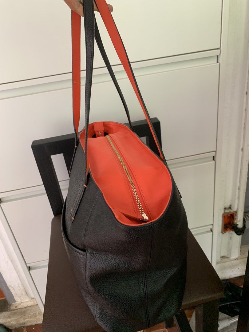 Metro City Totebag (Category: Tote Bags) located in Taguig. Submitted by madisam (Listing ID 1460970716, Image 3). Description: Preloved likenew Sze Height:11 inches Widht:17 inches .