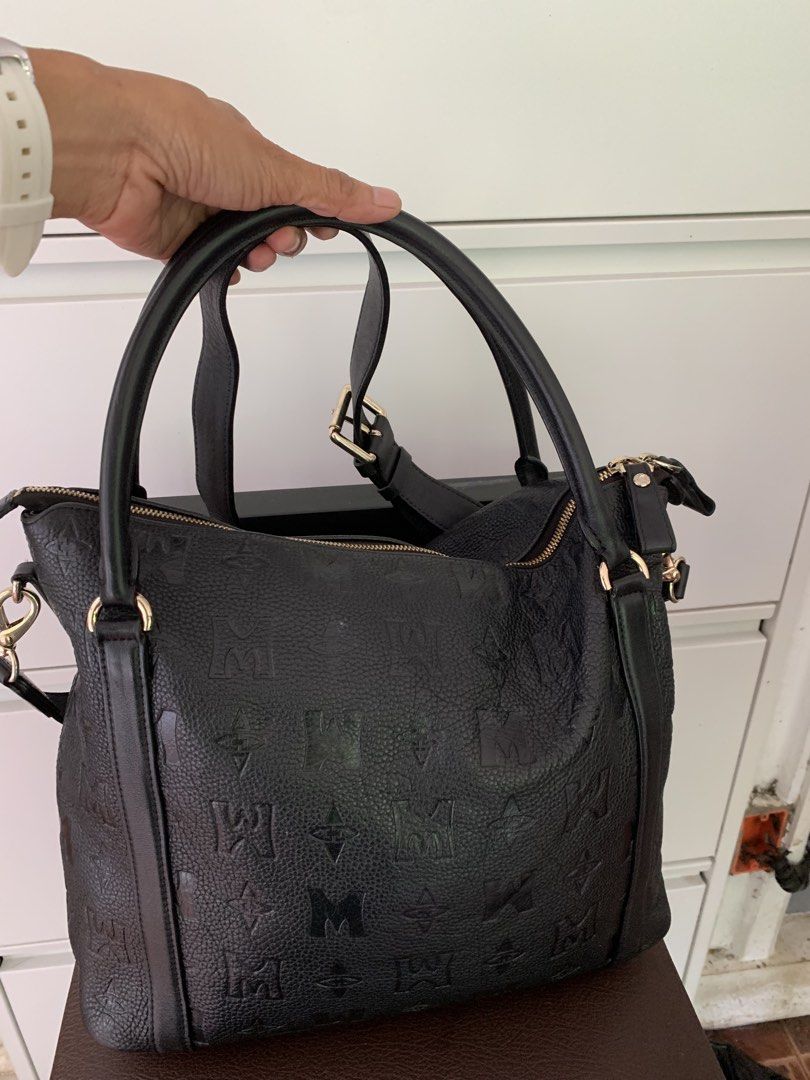 Metro City Twoway bag (Category: Shoulder Bags) located in Taguig. Submitted by madisam (Listing ID 1460969355, Image 2). Description: Metro City likenew Original Size Height:11 inches Widht:15 inches .