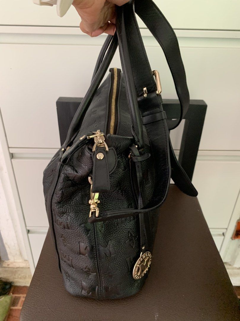 Metro City Twoway bag (Category: Shoulder Bags) located in Taguig. Submitted by madisam (Listing ID 1460969355, Image 3). Description: Metro City likenew Original Size Height:11 inches Widht:15 inches .
