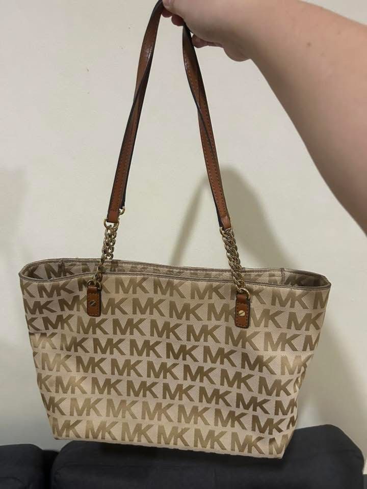 Michael Kors Authentic Quality (Category: Shoulder Bags) located in Makati City. Submitted by mysticbear.f4fde2 (Listing ID 1461096725, Image 1). Description: Michael Kors Shoulder Bag Condition: 8/10 Actual Photo.